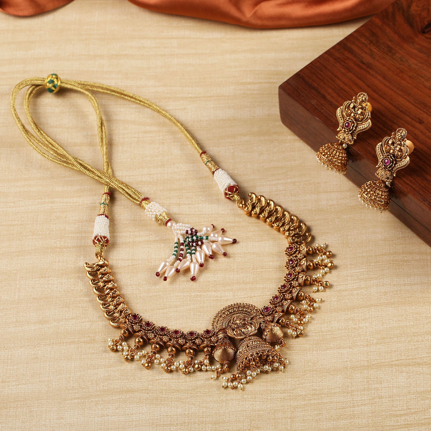 Vintage India Beauty Temple Set with Earrings