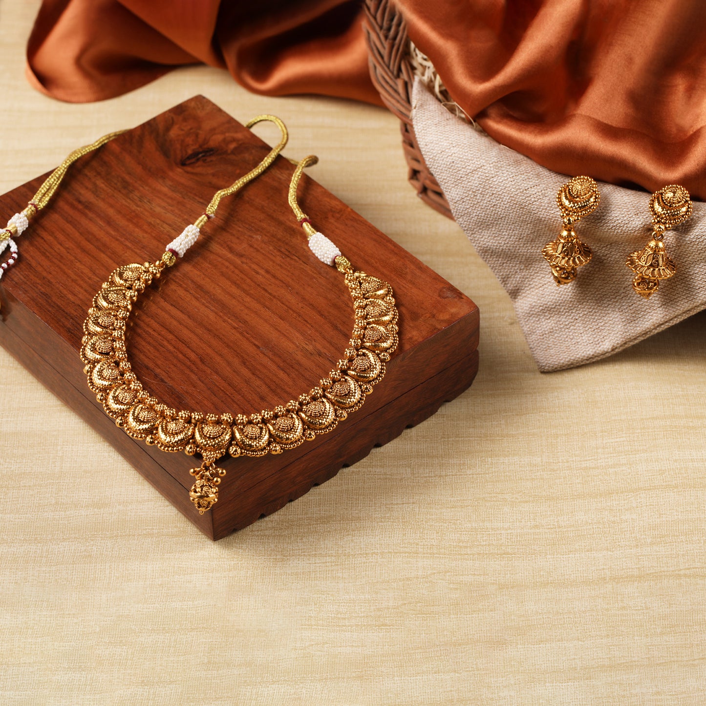 Vintage India Gold Horizon Necklace Set with Earrings
